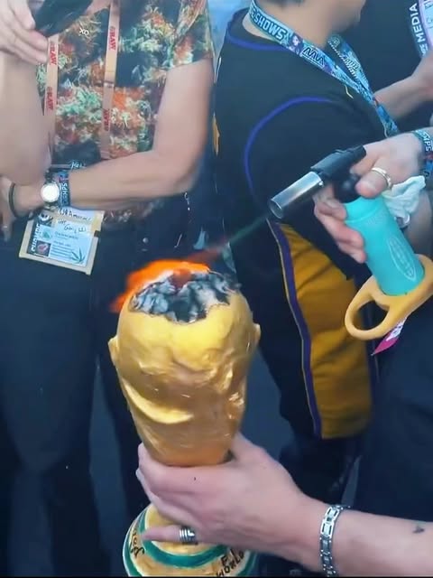 Encendedor con forma de copa del mundo